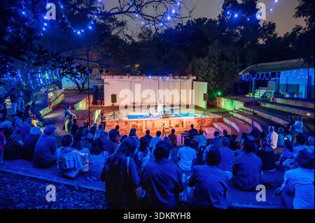 AUROVILLE, INDIEN - Januar 2026 - 9. Auroville Film Festival. Konzert im Kalabhumi Amphitheater Stockfoto