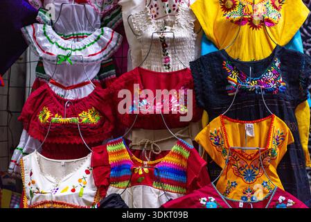 Buntes Traditionelles Mexikanisches Kleid Mit Stickerei Zum Verkauf Auf Dem Markt Stockfoto