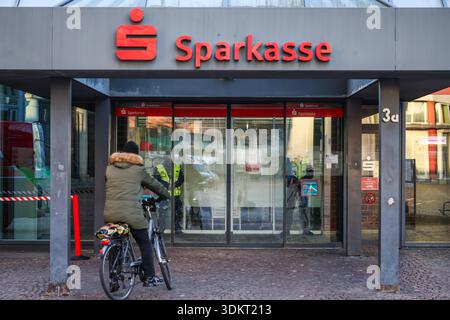 Gelsenkirchen, Deutschland. Februar 2026. Ein Mann steht mit seinem Fahrrad vor dem Service Center für betroffene Kunden im Safe. Gut vier Wochen nach dem Millionen-Dollar-Coup bei einer Sparkasse in Gelsenkirchen eröffnet die Bank heute einen Service Point für betroffene Schließfachkunden. Quelle: Christoph Reichwein/dpa/Alamy Live News Stockfoto