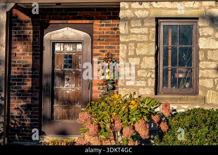 Das Wetter hat eine Holztür und ein Backsteinhaus. Stockfoto