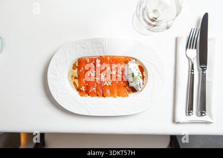 Lachsscheiben mit cremiger Sauce und Kräutern Stockfoto