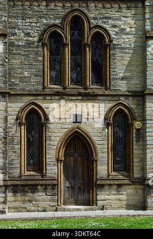 Fassade des alten Registers, im Stil des Gothic Revival, Axminster, Devon, Großbritannien Stockfoto