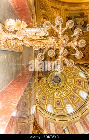 Die Stephansbasilika in Budapest, Ungarn, befindet sich in der Pufferzone des UNESCO-Weltkulturerbes. Dies zeigt eine Reflexion der Kuppel auf einer Marmorsäule. Stockfoto