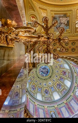 Die Stephansbasilika in Budapest, Ungarn, befindet sich in der Pufferzone des UNESCO-Weltkulturerbes. Dies zeigt eine Reflexion der Kuppel auf einer Marmorsäule. Stockfoto