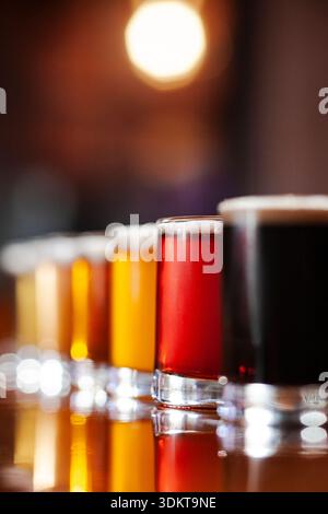 Probenreihe mit unterschiedlichem selektiven Fokus für Bier Stockfoto