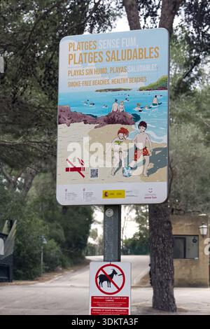 Verordnungsschild am beliebten Touristenziel Playa de Formentor, Mallorca, Spanien, das das Rauchen und Füttern von Ziegen verbietet Stockfoto