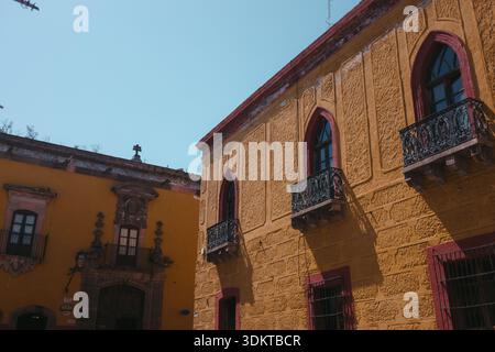 San miguel de allende Kolonialarchitektur mit Balkonen Stockfoto