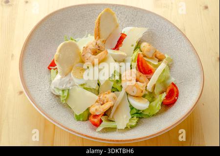 Caesar-Salat mit Garnelen und Parmesankäse Stockfoto