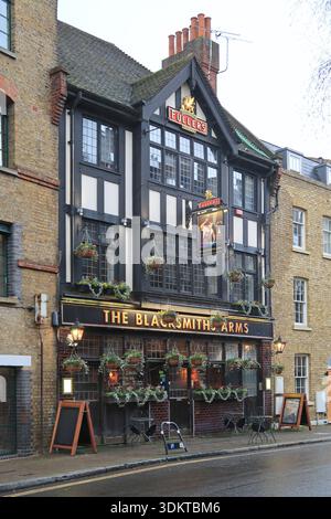 Außenansicht des Blacksmiths Arms Pub in Rotherhithe, London, Großbritannien. Ein historisches hotel im mittelalterlichen Stil an der Rotherhithe Street in der Nähe der Themse. Stockfoto