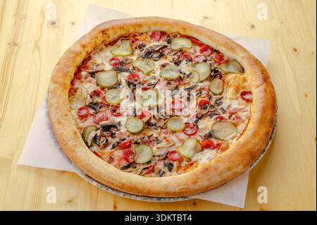 Italienische Pizza mit Speck, Gurken und Sauce Stockfoto