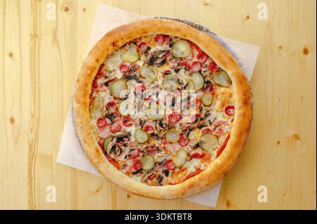 Italienische Pizza mit Speck, Gurken und Sauce Stockfoto