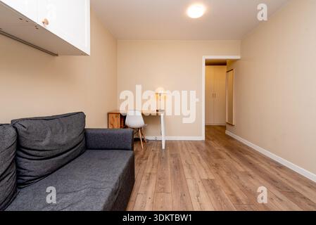 Modernes, gemütliches Wohnzimmer Inneneinrichtung in einer Wohnwohnung mit komfortabel eingerichtetem Apartment Stockfoto