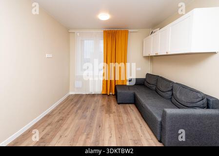 Modernes, gemütliches Wohnzimmer Inneneinrichtung in einer Wohnwohnung mit komfortabel eingerichtetem Apartment Stockfoto