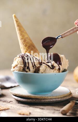 Eis mit Schokoladencreme Stockfoto