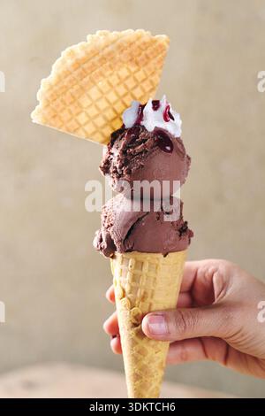 Schokoladeneis in der Hand Stockfoto