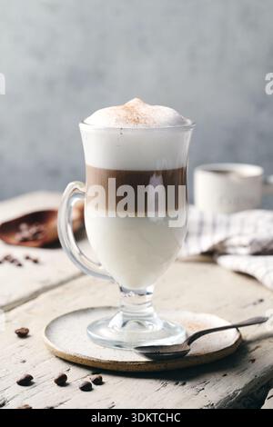 Lagenlook Latte Macchiato in natürlichem Licht Stockfoto