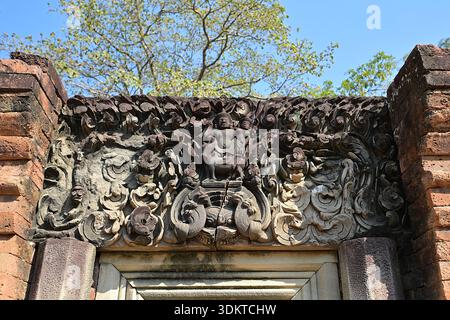 Sturz mit Shiva und Consort Uma auf Stier Nandi als Umamahesvara, am Prang Song Phi Nong Khmer Tempel aus dem 12. Jahrhundert, Si Thep Historical Park Stockfoto