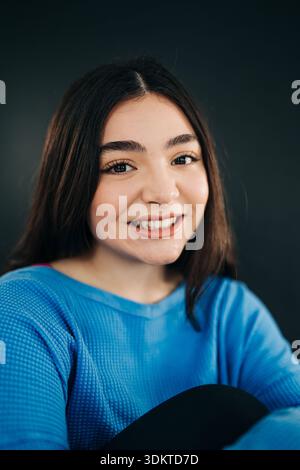 Lächelnde junge Frau, die Freude und Glück spürt Stockfoto
