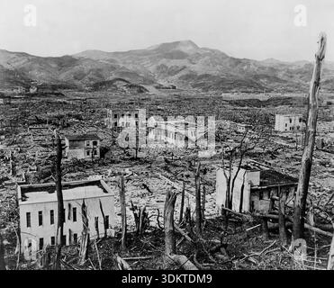 Blick auf das zerstörte Nagasaki, nachdem die Atombombe am 09.08.1945 von den USA gefallen war. [Automatisierte Übersetzung] Stockfoto