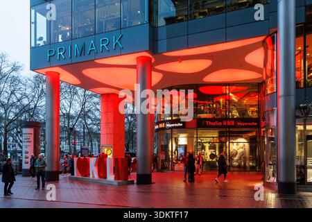Eingangsbereich zur Neumarkt Galerie im Stadtzentrum, Thalia Mayersche Buchhandlung, Schriftskulptur „I love Cologne“, Köln, Deutschland. Eingangs Stockfoto