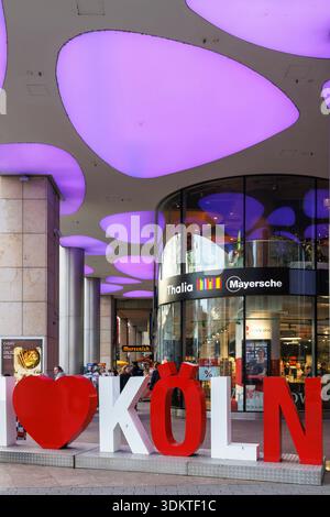 Eingangsbereich zur Neumarkt Galerie im Stadtzentrum, Thalia Mayersche Buchhandlung, Schriftskulptur „I love Cologne“, Köln, Deutschland. Eingangs Stockfoto