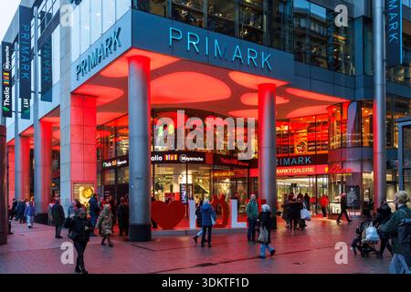 Eingangsbereich zur Neumarkt Galerie im Stadtzentrum, Thalia Mayersche Buchhandlung, Schriftskulptur „I love Cologne“, Köln, Deutschland. Eingangs Stockfoto