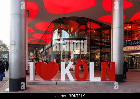 Eingangsbereich zur Neumarkt Galerie im Stadtzentrum, Thalia Mayersche Buchhandlung, Schriftskulptur „I love Cologne“, Köln, Deutschland. Eingangs Stockfoto