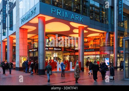 Eingangsbereich zur Neumarkt Galerie im Stadtzentrum, Thalia Mayersche Buchhandlung, Schriftskulptur „I love Cologne“, Köln, Deutschland. Eingangs Stockfoto