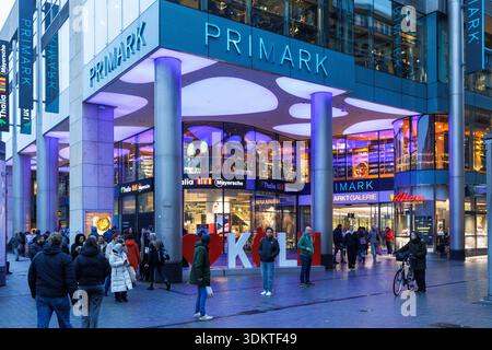 Eingangsbereich zur Neumarkt Galerie im Stadtzentrum, Thalia Mayersche Buchhandlung, Schriftskulptur „I love Cologne“, Köln, Deutschland. Eingangs Stockfoto