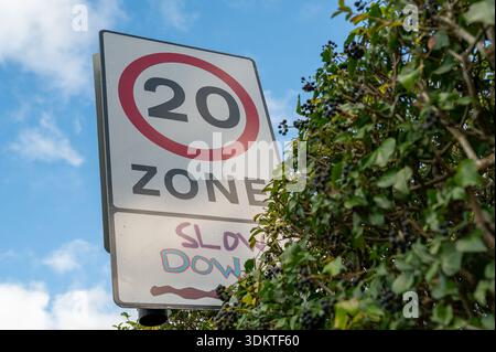 Windsor, Großbritannien. Januar 2026. Ein 20-mph-Schild auf einer Straße in Windsor, Berkshire. Im Jahr 2024 wurden fast eine halbe Million (488.599) Fahrkarten für Geschwindigkeitsüberschreitungen an Fahrer ausgegeben, die die Geschwindigkeitsbegrenzungen von 20 km/h in Großbritannien überschritten hatten. Dies bedeutet eine Zunahme um etwa zwei Drittel gegenüber dem Vorjahr, was auf eine starke Zunahme der Durchsetzung infolge der oft umstrittenen Ausdehnung der 20-mph-Zonen zurückzuführen ist. Kredit: Maureen McLean/Alamy Stockfoto