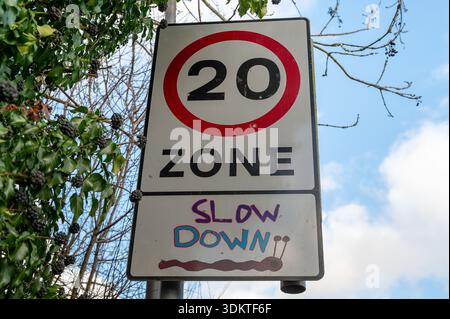 Windsor, Großbritannien. Januar 2026. Ein 20-mph-Schild auf einer Straße in Windsor, Berkshire. Im Jahr 2024 wurden fast eine halbe Million (488.599) Fahrkarten für Geschwindigkeitsüberschreitungen an Fahrer ausgegeben, die die Geschwindigkeitsbegrenzungen von 20 km/h in Großbritannien überschritten hatten. Dies bedeutet eine Zunahme um etwa zwei Drittel gegenüber dem Vorjahr, was auf eine starke Zunahme der Durchsetzung infolge der oft umstrittenen Ausdehnung der 20-mph-Zonen zurückzuführen ist. Kredit: Maureen McLean/Alamy Stockfoto