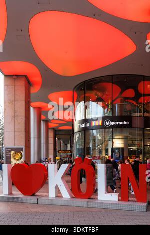 Eingangsbereich zur Neumarkt Galerie im Stadtzentrum, Thalia Mayersche Buchhandlung, Schriftskulptur „I love Cologne“, Köln, Deutschland. Eingangs Stockfoto