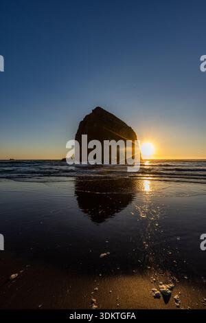 USA, Oregon, Sonnenuntergang hinter Heuhaufen am Cannon Beach Stockfoto