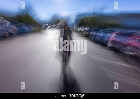 Bewegungsunschärfenbild einer Frau, die auf dem Parkplatz läuft Stockfoto