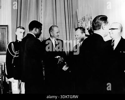 Der Regierende Bürgermeister von West-Berlin, Willy Brandt, als Ehrengast bei einem Abendessen von Präsident Lyndon B. Johnson im Weißen Haus. (Undatiertes Foto) [automatisierte Übersetzung] Stockfoto