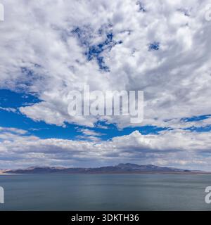 USA, Nevada, Henderson, Weiße geschwollene Wolken über dem ruhigen Walker Lake Stockfoto