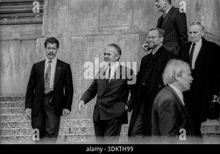 Deutschland, Berlin, 17.10.1992, Trauergottesdienst für Willy Brandt, vor dem Reichstag, (von rechts nach links) Egon Bahr, Rudolf Scharping, Manfred Stolpe, [automatisierte Übersetzung] Stockfoto