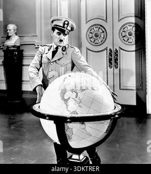 Charlie Chaplin als Adenoid Hynkel, der Diktator von Tomania, wiegt in dieser berühmten Publicity noch aus dem Film „der große Diktator“ aus dem Jahr 1940 einen Globus. Das Schwarz-weiß-Bild fängt Chaplins nuancierte Performance ein, indem es Komödie mit einer ergreifenden Kritik des Totalitarismus synthetisiert. Das Kostüm seines Charakters enthält eine Militäruniform mit Doppelkreuz-Insignien, die die wirklichen Machtsymbole der damaligen Zeit satirisieren. Stockfoto
