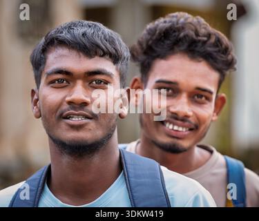 Porträt von zwei jungen männlichen Indianern, Odisha, Indien Stockfoto