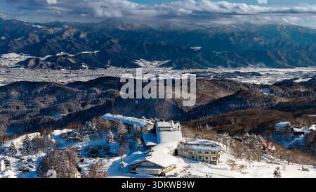 Winterlandschaft mit schneebedeckten Bergen und Skigebiet in Nagano, Japan Stockfoto