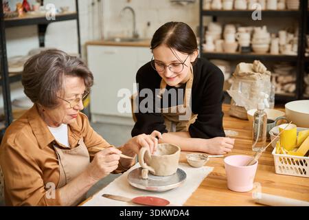 Zwei Frauen in einem Keramikstudio Stockfoto