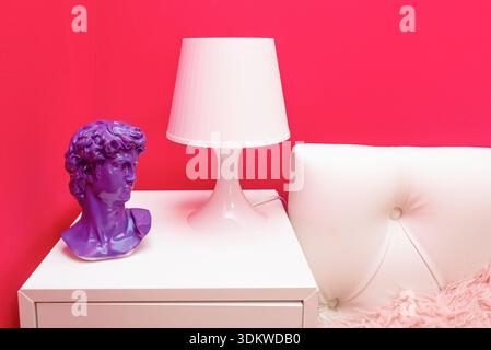 Details des modernen Innendesigns elektrische Leuchten Lampen beleuchtetes Licht im Zimmer Stockfoto