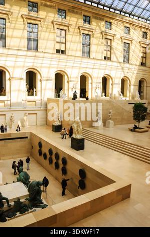 PARIS, FRANKREICH - 2. MÄRZ 2014: In der Skulpturenhalle des Louvre. Der Louvre ist das meistbesuchte Museum der Welt. Stockfoto