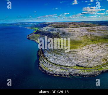 Luftaufnahme des Black Head Lighthouse, The Burren, County Clare, Irland Stockfoto