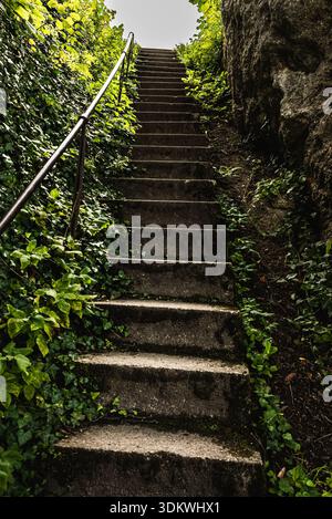 Flacher Blick auf eine Steintreppe, die durch das Grün der Burgruine in Tengen, Hegau, Baden-Württemberg, Deutschland führt Stockfoto