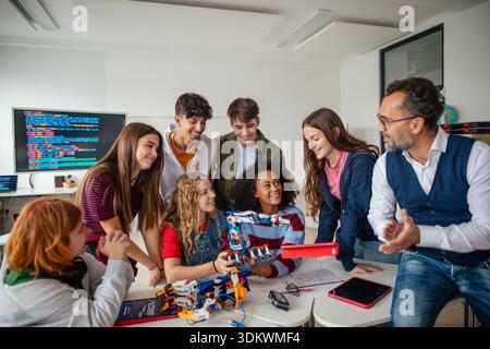 Junge Schüler arbeiten an Robotik-Projekt in der Schule, lernen Programmierung. Stockfoto