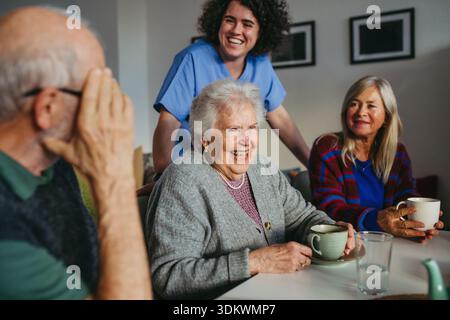 Alte Leute, die sich im Gemeindezentrum amüsieren. Stockfoto