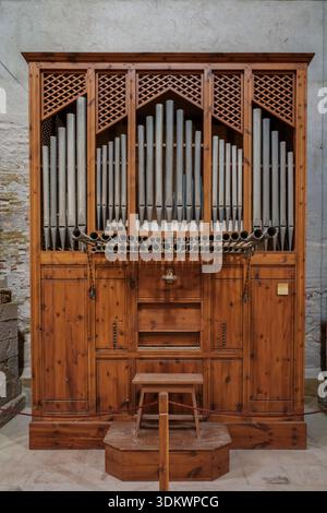 Verzierte Pfeifen und komplizierte Schnitzereien der historischen Orgel in der Kathedrale Seu Vella in Lleida, Katalonien, Spanien. Antike sakrale Kunstarchitektur. Stockfoto