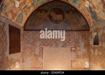 Das majestätische gotische Schiff und die gerippten Gewölbe in der alten Kathedrale von Seu Vella in Lleida, Katalonien, Spanien, zeigen historische Steinarchitektur. Stockfoto