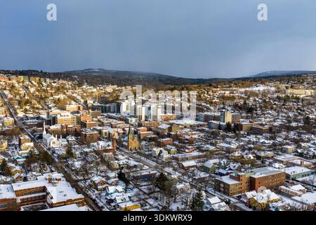 Ithaca, NY, USA - 31. Januar 2026 Luftbild der Innenstadt von Ithaca, NY an einem sonnigen Tag mit Schnee auf dem Boden. Stockfoto